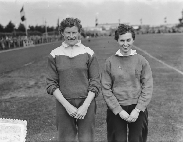 Gé de Jong en Nel Büch (athletics) Annotation: Selected for the relay team 4x100 mete for the Olympic Games in Helsinki Date: July 18, 1952 Keywords: athletes, athletics Personal name: Büch, Nel, Jong...