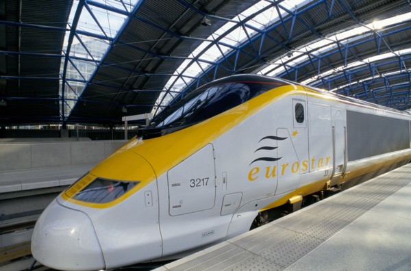 CHANNEL TUNNEL EUROSTAR EXPRESS TRAIN WAITING AT PLATFORM OF THE LONDON WATERLOO TERMINUS 1994