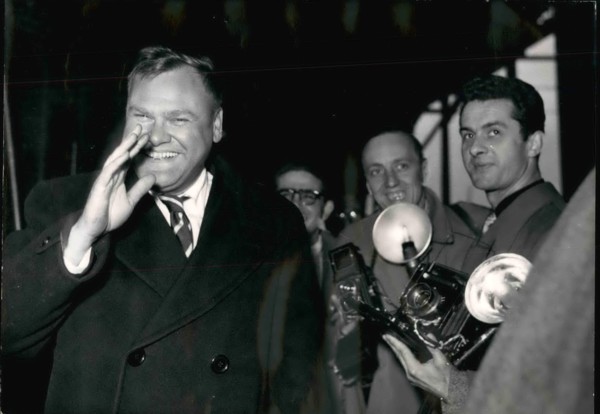 Apr. 04, 1953 - American Journalist Counterpart of Maurice Thorez ates commotion at Gare du Nord: John Roderick of associat