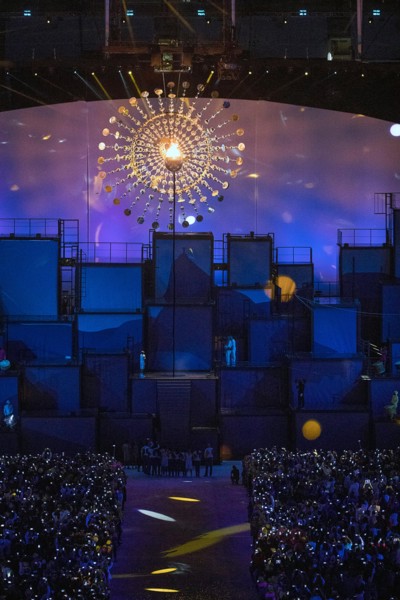 Rio de Janeiro, RJ, Brazil. 5th Aug, 2016. XXXI OLYMPIC GAME OPENING CEREMONY: The Olympic cauldron shines it light at Maracana Stadium during the 2016 Rio Summer Olympics games. Credit:  Paul Kitagak...