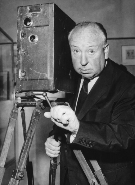5058144 (900326) Alfred HITCHCOCK, britischer Regisseur, Portrait neben einer Filmkamera. "Jede Nutzung ist honorarpflichtig