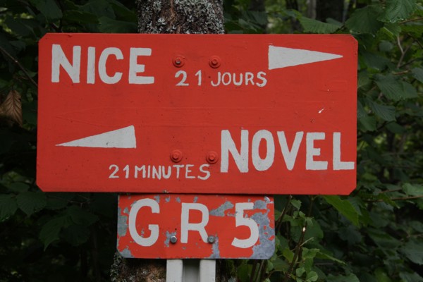 Sign on Gr5
Wegweiser auf dem GR 5 bei Novel_Frankreich