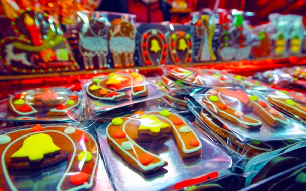 Typical Christmas stand with gingerbread cookies reflex