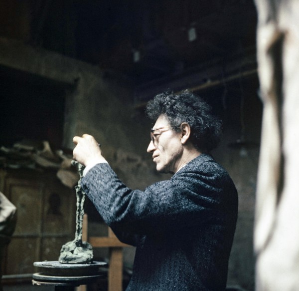 Alberto Giacometti, Schweizer Bildhauer, Maler und Grafiker, in seinem Atelier in Paris, Frankreich 1962. Swiss sculptor, painter and graphic artist Alberto Giacometti at his studio in Paris, France 1...