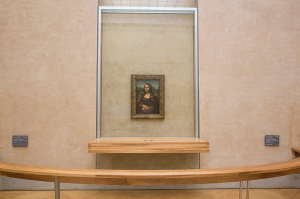 LE LOUVRE MUSEUM PARIS