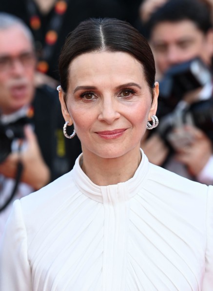 Cannes, France. 24th May, 2023. Cannes, France. May 24th, 2023. Juliette Binoche arriving at the gala screening of The Pot Au Feu, part of the 76th Cannes Film Festival, Palais des Festival. Credit: D...