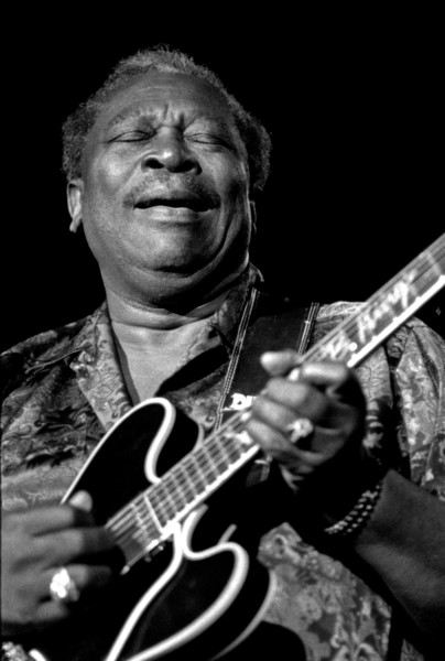 BB King plays the blues.