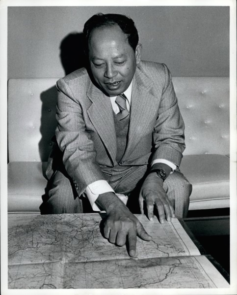 Sep. 09, 1979 - Dep. Prime Minister of Kampuchea (Pol Pot), Ieng Sary points to a map of Cambodia in the Indonesian Lounge of the UN