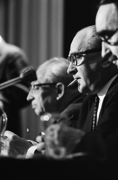 The congress of the SAI in Amsterdam. Behind board Guy Mollet with left Ollenhauer Date: 10 September 1963 Location: Amsterdam, Noord-Holland Keywords: Board tables, congresses Personal name: Mollet, ...