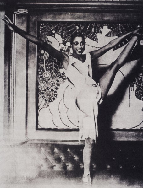 1925  ca. , Paris , France  : The celebrated american black singer and dancer JOSEPHINE BAKER ( 1906 - 1975 ) -  musical - ballerina - cantante - di colore  - teatro - theatre - exotic - Parigi - Foli...