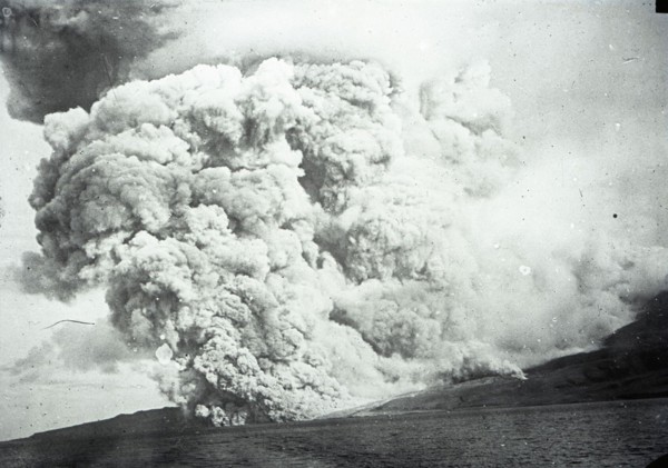 Eruption de la Montagne Pelée (1902).
