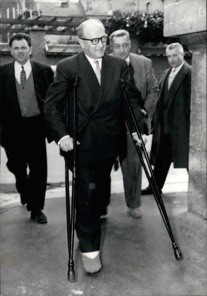 M. 21st Dec, 1979. Guy Mollet A Assiste Aujourd hut avec Des Bequilles, Au Conseil National De La SFIO A Puteaux, Hier, Alors Qu Il Se Dirigeait Vers Son Domicile, Le Depute-Marie D'Arras a glisse sur...