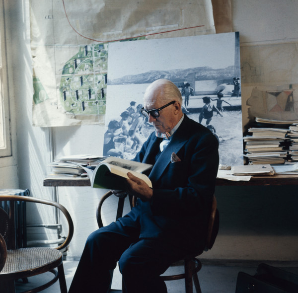 Der französische Architekt und Maler Le Corbusier in seinem Studio, Frankreich 1960er Jahre. French architect and painter Le Corbusier at his studio, France 1960s.