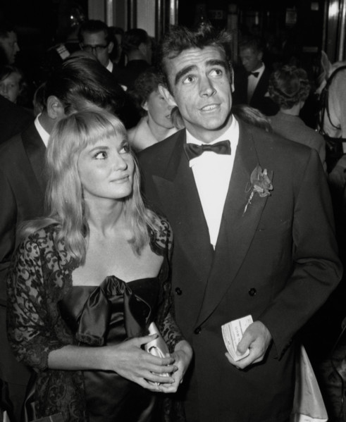 Sean Connery and his wife Diane Cilento arriving at a film premiere in the UK (1959)  File Reference # 33751 270THA
