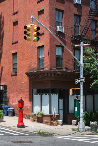 Brooklyn Heights, view in summer of a street corner in a typical residential neighborhood in Brooklyn Heights, Brooklyn, New York City, USA