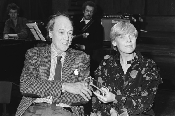 Roald Dahl (l) and Nannie Kuiper, October 13, 1982, illustrators, children's books, awards, writers, awards ceremonies, The Netherlands, 20th century press agency photo, news to remember, documentary,...