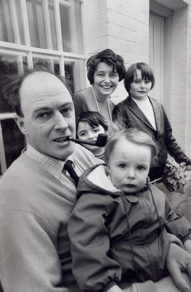 PATRICIA NEALwith husband Roald Dahl and children .Supplied by   Photos inc.(Credit Image: Â© Supplied By Globe Photos Inc/Globe Photos/ZUMAPRESS.com)