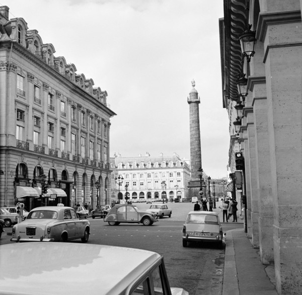 Pariser Bilder [The street life of Paris] Description: Column Vendôme, the Triumphal Column on Place Vendôme, seen from Rue Castiglione Date: 1965 Location: France, Paris Keywords: cars, buildings, me...