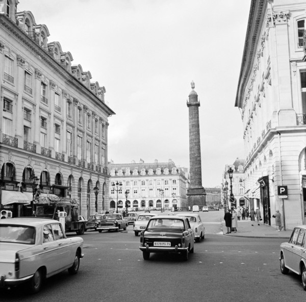 Pariser Bilder [The street life of Paris] Description: Colonne Vendôme, the Triumphal Column at the Place Vendôme, seen from Rue de la Paix Date: 1965 Location: France, Paris Keywords: cars, buildings...