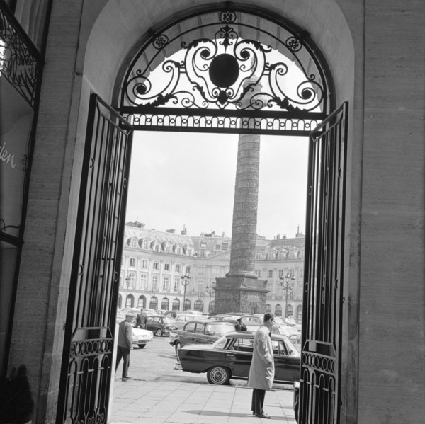 Pariser Bilder [The street life of Paris]  Looking through the Column Vendôme, the Triumphal Column at the Place Vendôme Date: 1965 Location: France, Paris Keywords: cars, buildings, memorials, street...