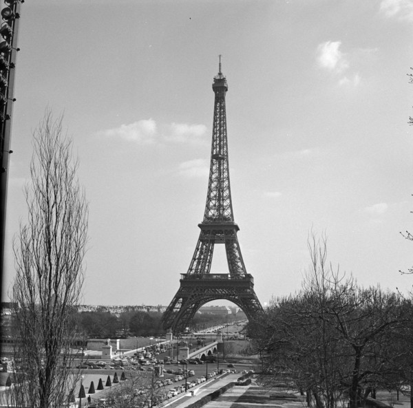 Pariser Bilder [The street life of Paris]  La Tour Eiffel Annotation: The Eiffel Tower was built by Gustav Eiffel on the occasion of the World Exhibition of 1889 Date: 1965 Location: France, Paris Key...