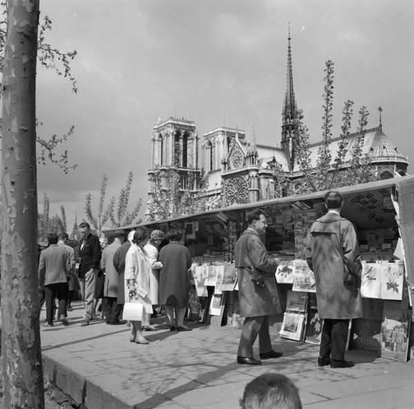 Pariser Bilder [The street life of Paris]  Passengers along the bookstalls on the Seine quay, with the Notre-Dame Annotation in the background: The booksellers with a stall along the Seine are called ...