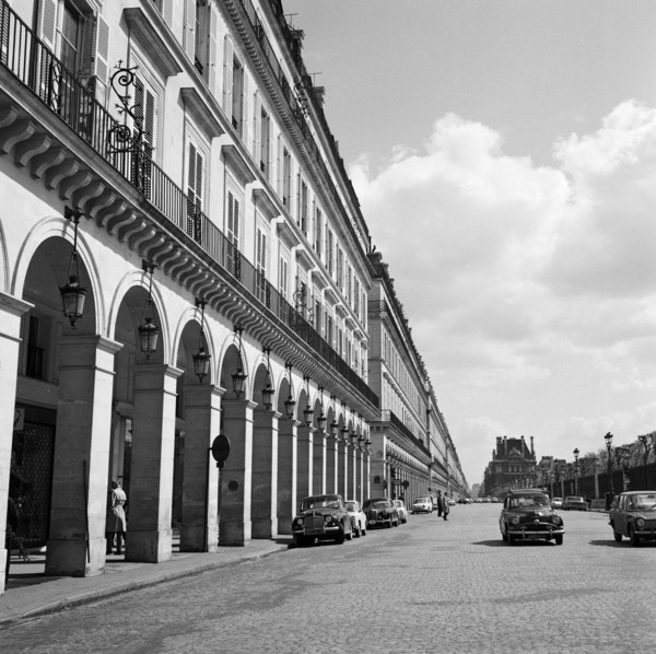 Pariser Bilder [The street life of Paris]  Traffic on Rue de Rivoli Date: 1965 Location: France, Paris Keywords: buildings, street images