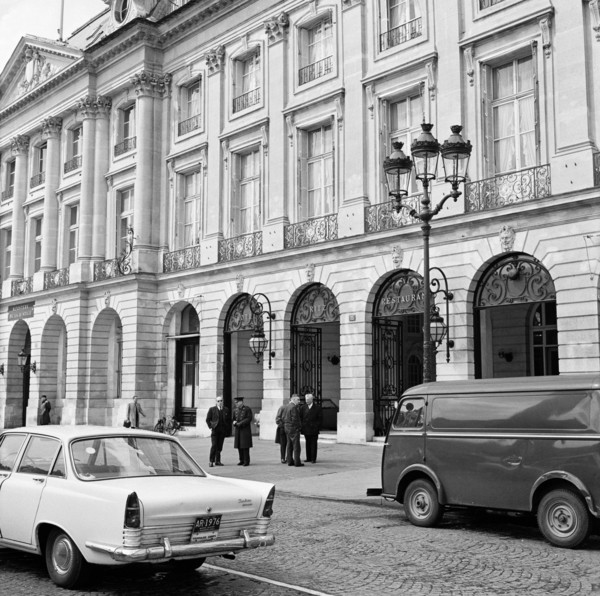 Pariser Bilder [The street life of Paris]  Men talking in front of the entrance of Hôtel Ritz at the Place Vendôme Date: 1965 Location: France, Paris Keywords: buildings, hotels, street sculptures