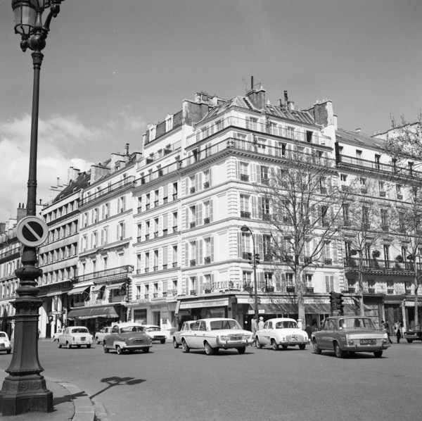 Pariser Bilder [The street life of Paris]  Traffic on Rue Tronchet Date: 1965 Location: France, Paris Keywords: cars, buildings, street images, traffic