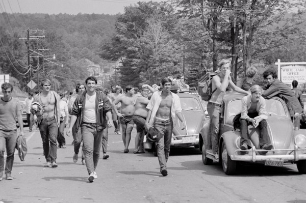 1960s AUGUST 1969 TEENS WALKING AND ON VW BEETLES CARS ON THEIR WAY TO WOODSTOCK FESTIVAL BETHEL NEW YORK STATE USA - j12742 HAR001 HARS PERSONS INSPIRATION FESTIVAL MALES TEENAGE BOY WAY ENTERTAINMEN...