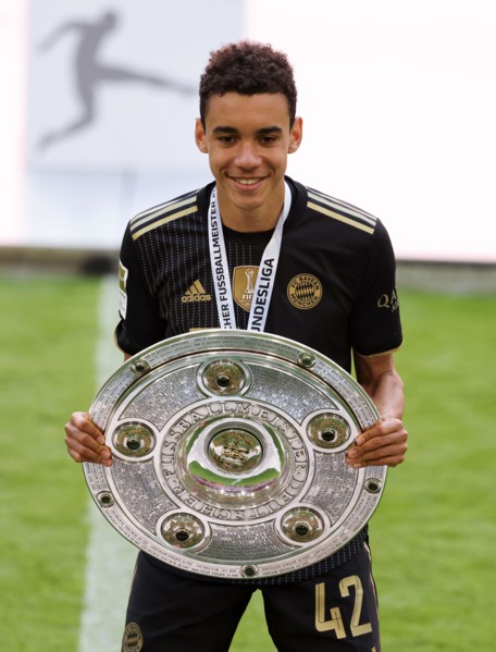 Jamal Musiala FC Bayern MŸnchen   mit Meisterschale  FC Bayern Muenchen - FC Augsburg  Alllianz  Arena  22.5.2021  34. Spieltag Fussball Bundesliga Saison  2020 / 2021      © diebilderwelt / Alamy Sto...