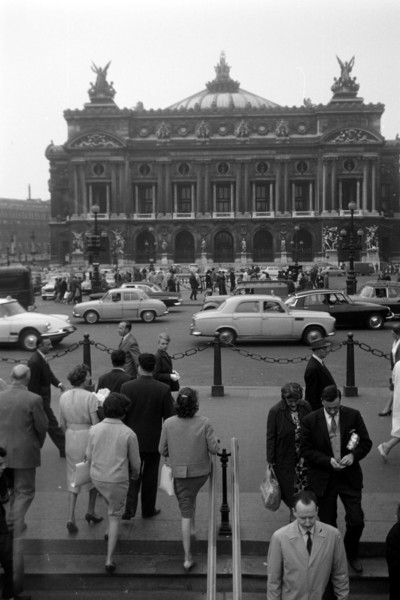 Fußgänger betreten und verlassen die Metrostation an der Pariser Oper, 1962. Pedestrians entering and leaving the metro station at the Paris Opera, 1962.