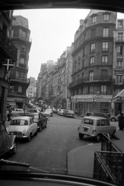 Enge Pariser Straße, 1962. Narrow Paris street, 1962.