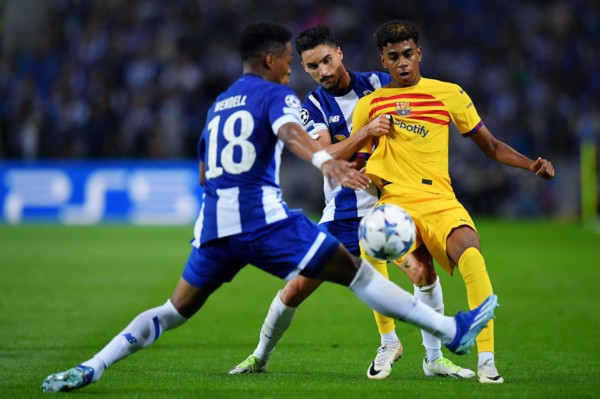 Porto, Portugal. 04th Oct, 2023. Dragao Stadium, Champions League 2023/2024, FC Porto versus FC Barcelona; Stephen Eustaquio of FC Porto battles for possession ball with Lamine Yamal of FC Barcelona, ...