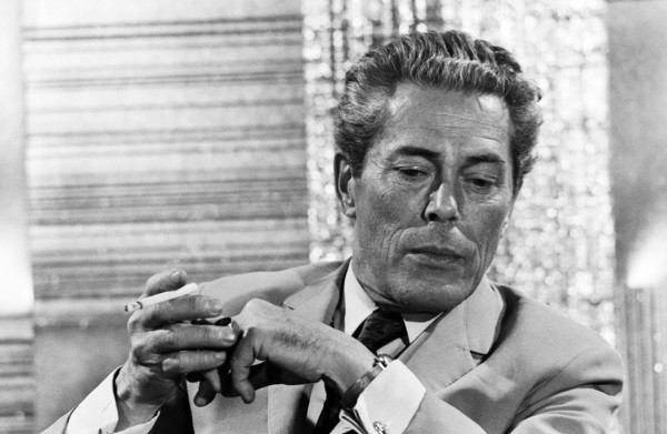Jacques Monod, französischer Biochemiker und Nobelpreisträger, im Halbprofil mit ernster Miene und Zigarette in der Hand. Die Aufnahme entstand in den frühen 1970er-Jahren