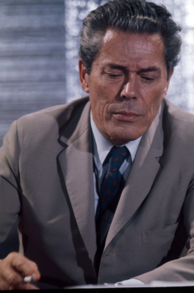 Der Schriftsteller Jacques Monod in einer Porträtaufnahme. Er trägt einen Anzug und eine Krawatte. 1971