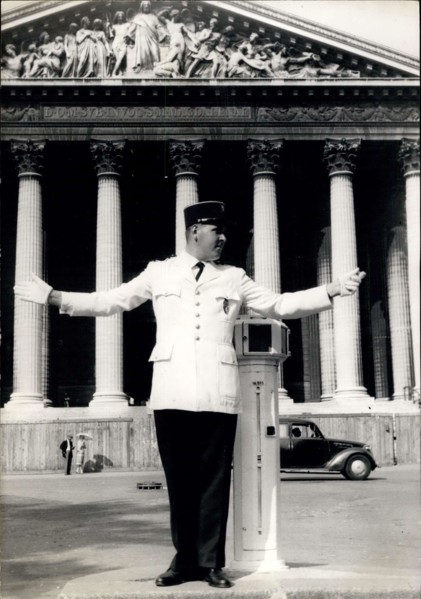Aug. 30, 1961 - White summer tunic for Paris Policemen: A traffic policeman on duty at the place De La Madeleine wearing a white tergal tunic. Owing to the new heat wave traffic policemen have been au...