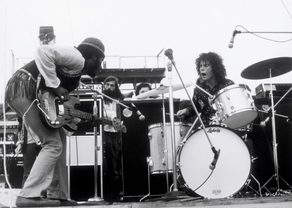 WOODSTOCK USA 1969/1970 Michael Wadleigh Film chronicle of the legendary 1969 three-days-music festival 'Woodstock' image: guitarist FREDDY STONE and drummer GREG ERRICO - Sly and The Family Stone Reg...