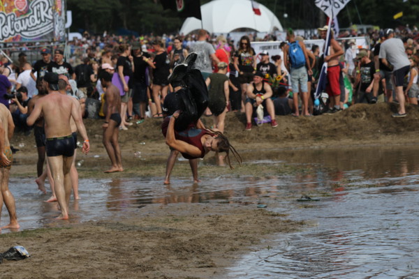 Kostrzyn, Polen, 1 August 2019, Young people in the mud.25. Pol'and'Rock Festival is the biggest non-commercial festival in Europe. This year the festival will take place on 1-3 August in the town of ...