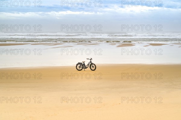 Fatbiking on the beach of La Coubre in the departement Charente-Maritime