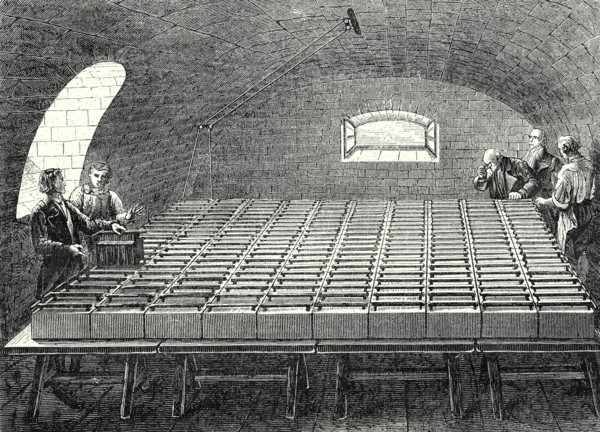 La grande pile de Wollaston, construite pour Davy, en 1807, à l'Institution 
royale de Londres