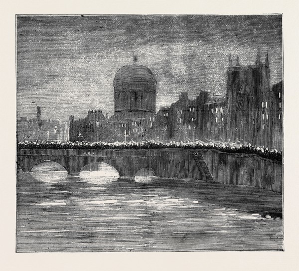 THE RELEASE OF THE "SUSPECTS": TORCHLIGHT PROCESSION CROSSING GRATTAN BRIDGE, DUBLIN, IRELAND