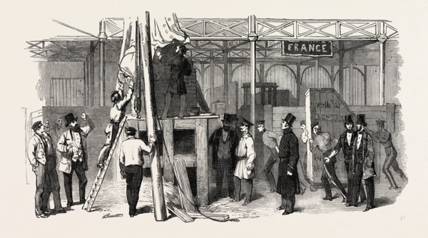 THE GREAT EXHIBITION, CRYSTAL PALACE, HYDE PARK, LONDON, UK: COLOSSAL STATUE IN THE FOREIGN NAVE,