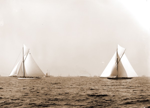 Columbia and Shamrock I, the start, Columbia (Sloop), Shamrock I (Yacht), America's Cup races,