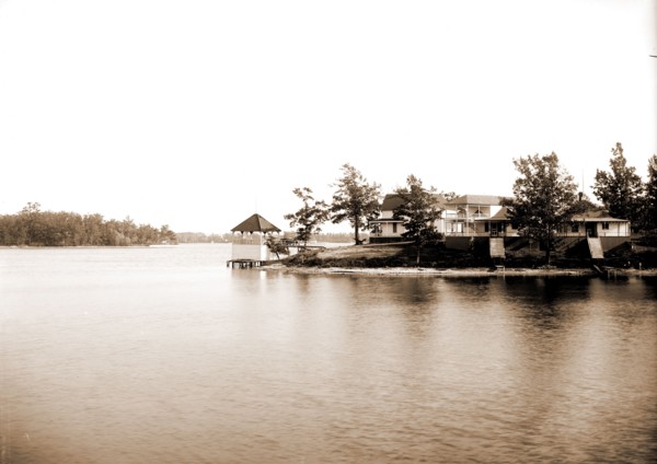 Davis residence, Lake Orion, Mich, The, Lakes & ponds, Dwellings, United States, Michigan, Orion,