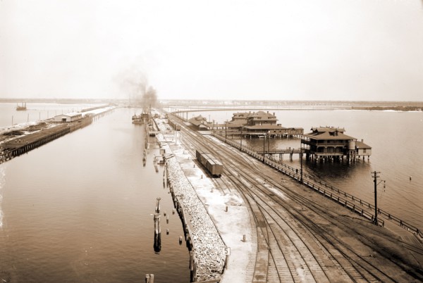 Tampa Inn and docks, Tampa, Fla, Tampa Inn (Tampa, Fla.), Piers & wharves, Hotels, Railroad tracks,