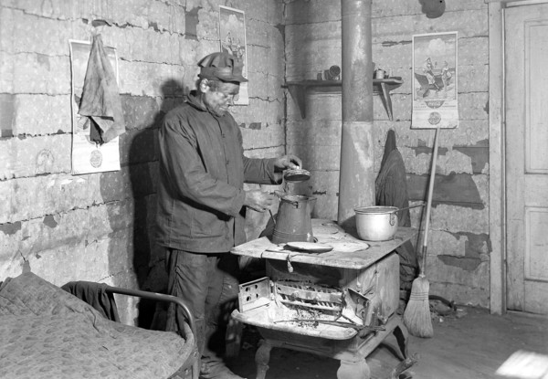 Scott's Run, West Virginia. Employed bachelor at home in Sessa Hill - This scene is typical of