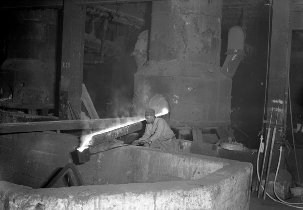 Eddystone, Pennsylvania - Railroad parts. Baldwin Locomotive Works. Moulder takes a small pot of
