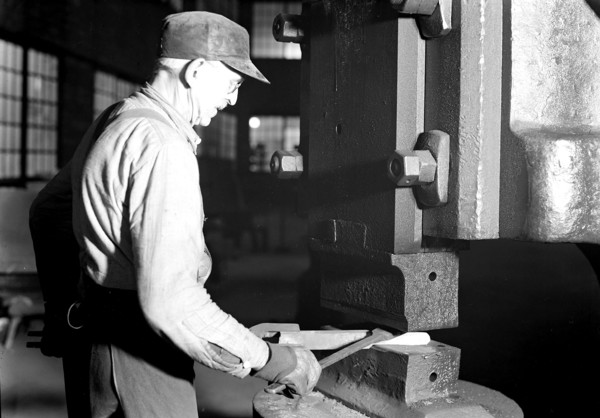 Eddystone, Pennsylvania - Railroad parts. Baldwin Locomotive Works. Blacksmith forging and