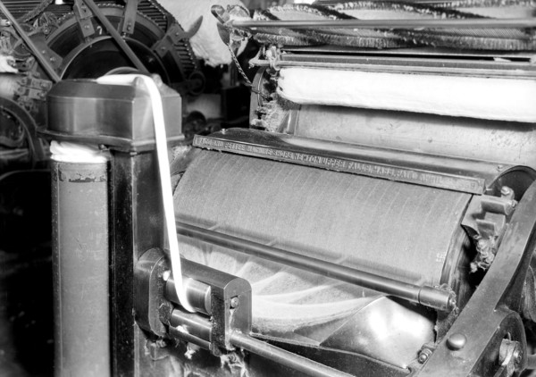 Manchester, New Hampshire - Textiles. Pacific Mills. Carding machine, April 1937, Lewis Hine, 1874